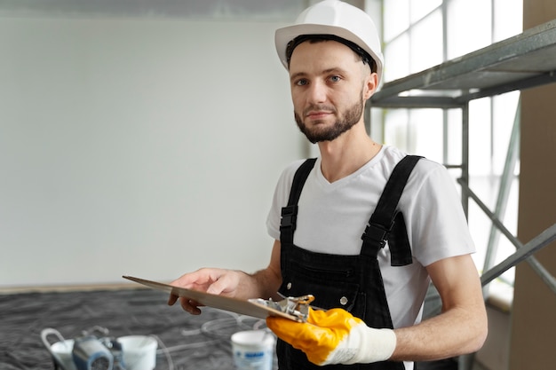 Free photo medium shot smiley man wearing helmet