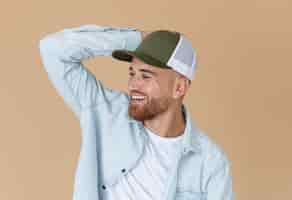 Free photo medium shot smiley man wearing trucker hat