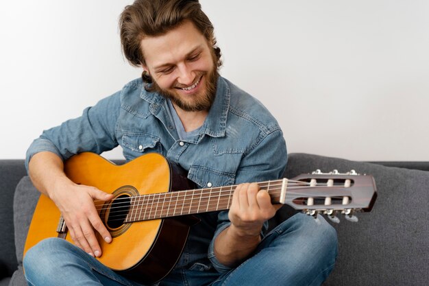 Medium shot smiley man with guitar