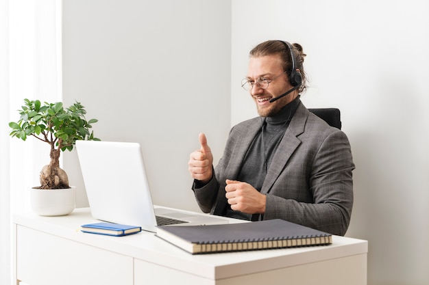 Free photo medium shot smiley man with laptop