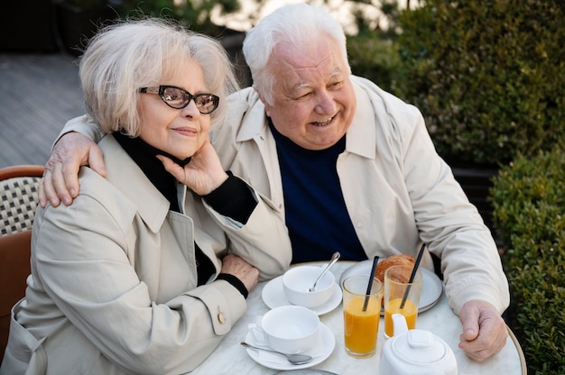 Free photo medium shot smiley old people at table