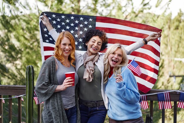 Medium shot smiley people with american flag