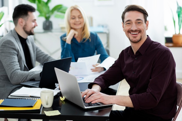 Free photo medium shot smiley people at work