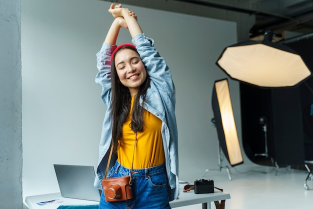 Free photo medium shot smiley photographer indoors