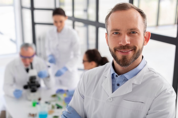 Free photo medium shot smiley scientist