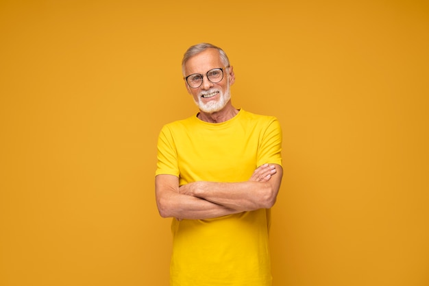 Free photo medium shot smiley senior man posing