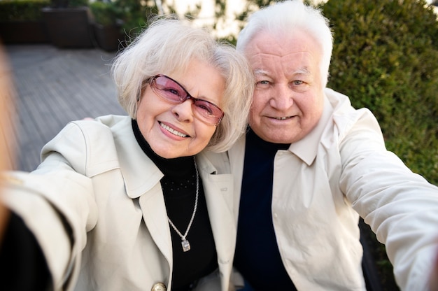 Free photo medium shot smiley senior people taking selfie