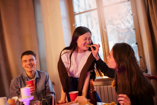 Medium shot smiley teens partying