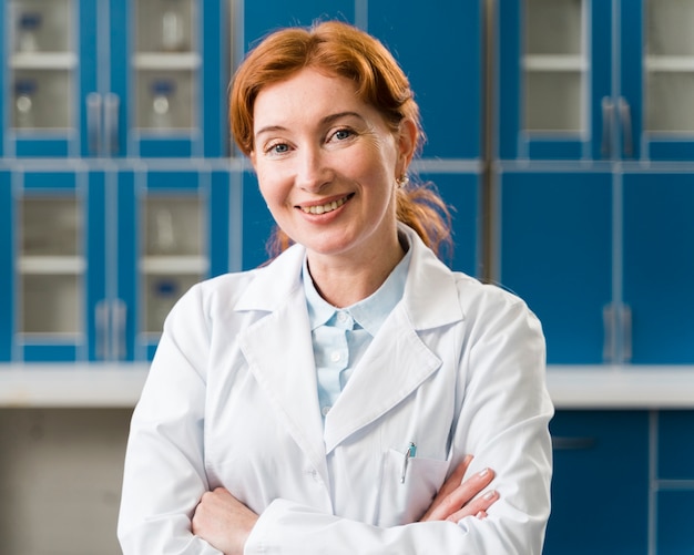 Free photo medium shot of smiley woman doctor