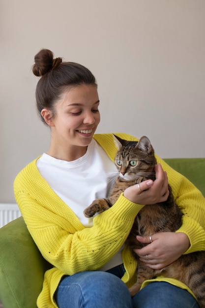 Free photo medium shot smiley woman holding cat