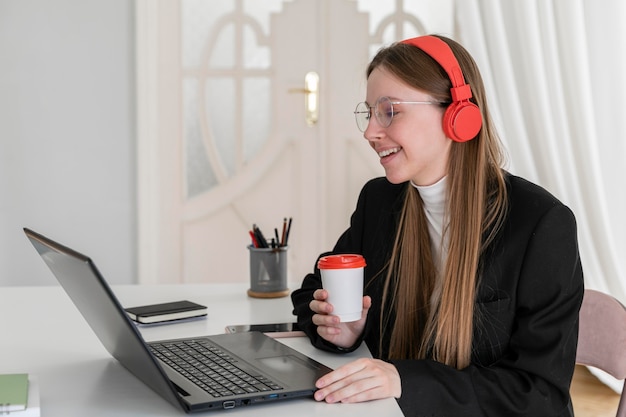 Free photo medium shot smiley woman holding coffee cup