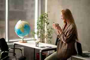 Free photo medium shot smiley woman holding cup