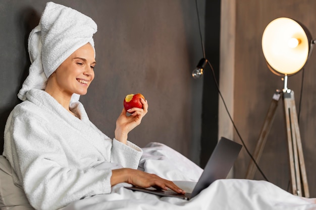 Free photo medium shot smiley woman holding fruit