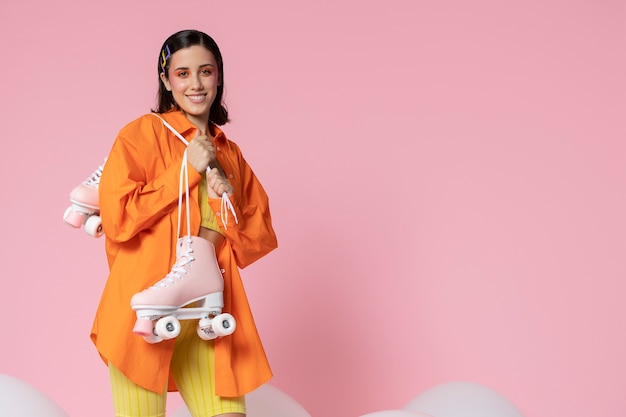 Free photo medium shot smiley woman holding rollerskates