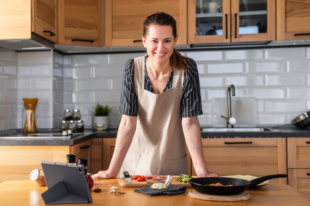 Medium shot smiley woman in kitchen