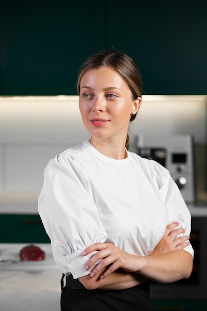 Medium shot smiley woman in kitchen