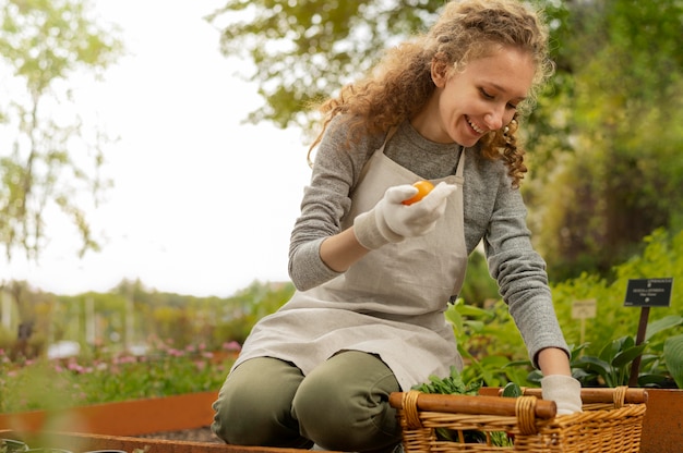 Free photo medium shot smiley woman outdoors