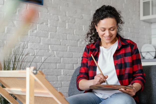 Medium shot smiley woman painting