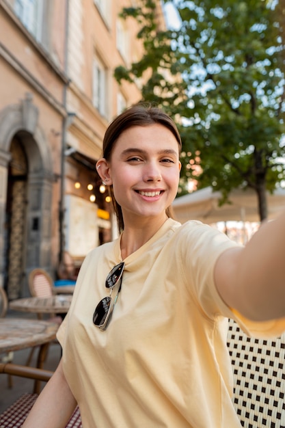 Free photo medium shot smiley woman posing outdoors