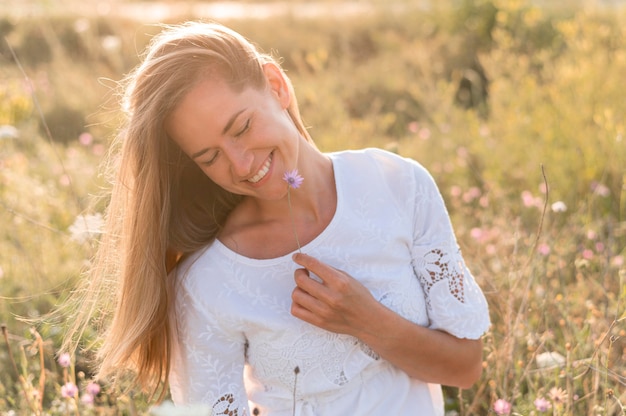 Free photo medium shot smiley woman posing