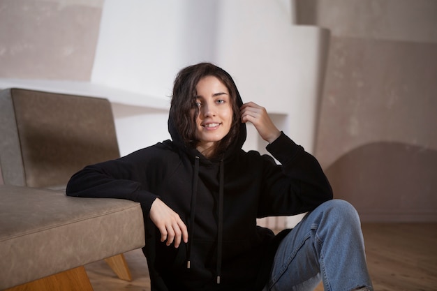 Free photo medium shot smiley woman wearing black hoodie