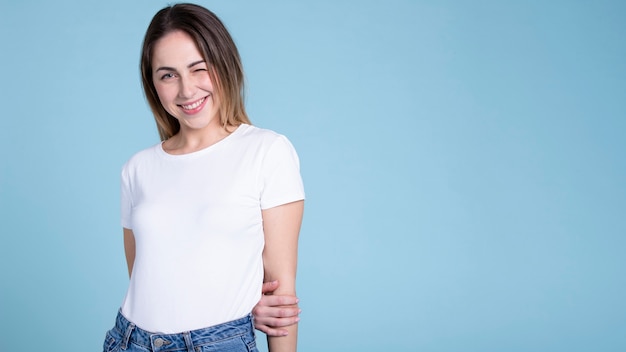 Free photo medium shot smiley woman wearing blank shirt