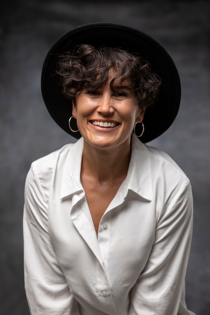 Medium shot smiley woman wearing hat