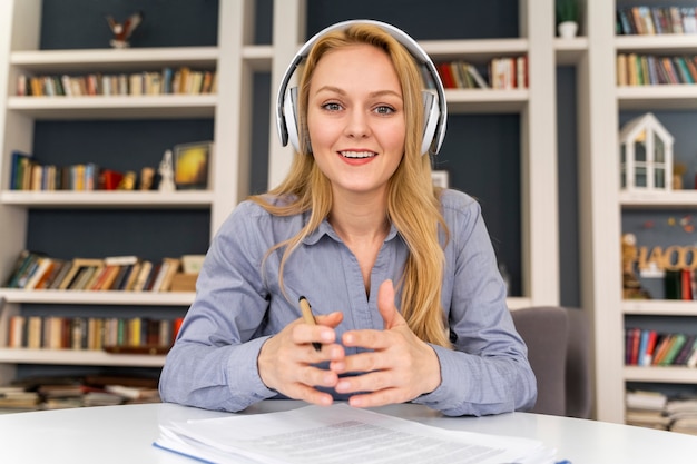 Free Photo medium shot smiley woman wearing headphones