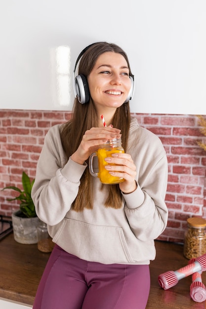 Free photo medium shot smiley woman with drink