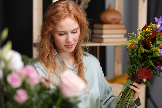 Free photo medium shot smiley woman with flowers