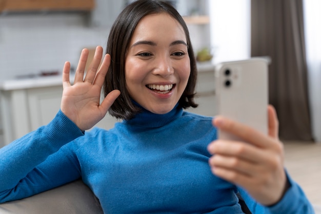 Free photo medium shot smiley woman with phone