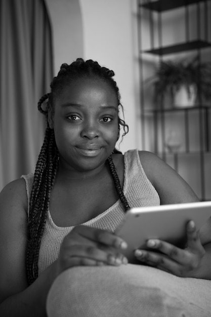 Free photo medium shot smiley woman with tablet at home