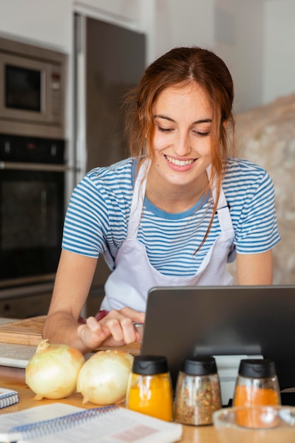 Free photo medium shot smiley woman with tablet