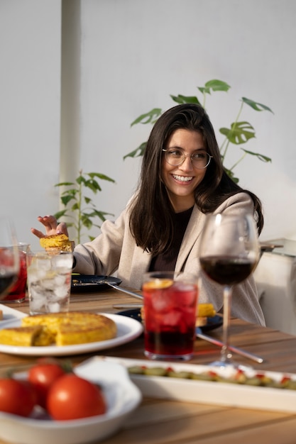 Free Photo medium shot smiley woman with tasty food