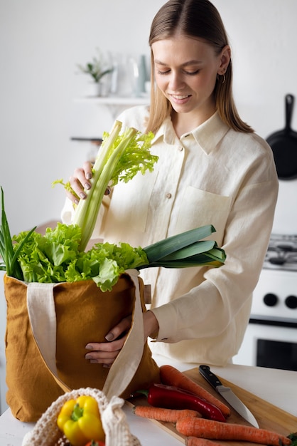 Free photo medium shot smiley woman with vegetables