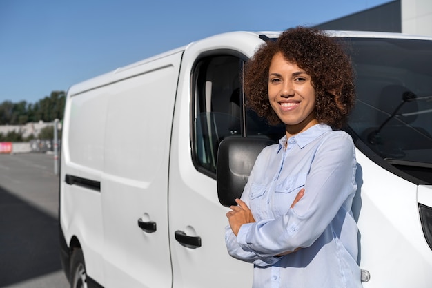 Free photo medium shot smiley woman working