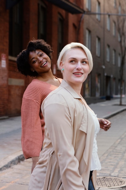 Free photo medium shot smiley women in city