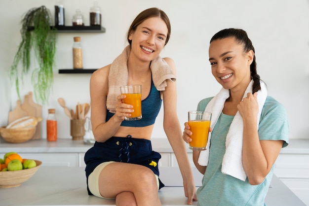 Free Photo medium shot smiley women in kitchen