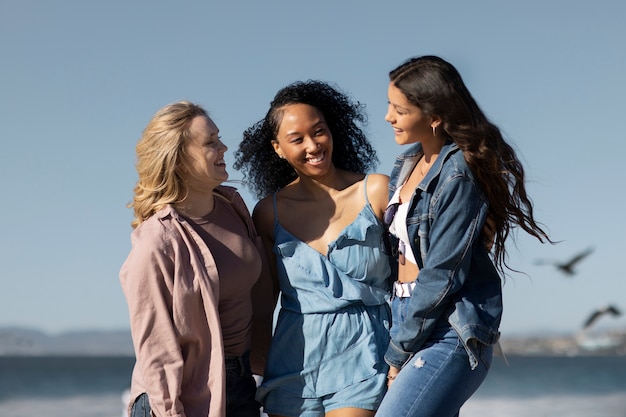 Free Photo medium shot smiley women in nature