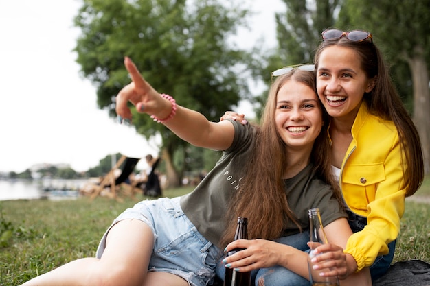 Free photo medium shot smiley women outdoors