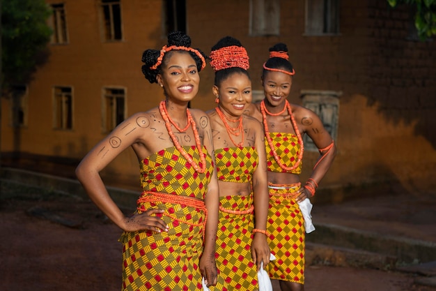 Medium shot smiley women posing