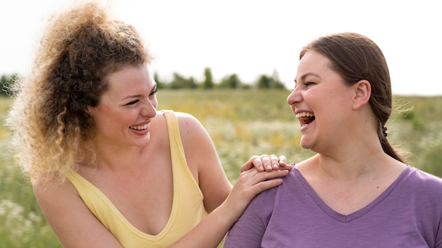 Medium shot smiley women posing