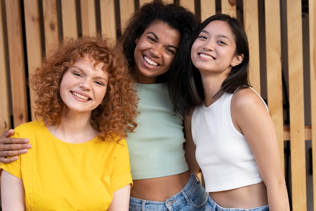 Medium shot smiley women posing