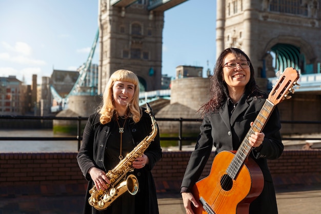 Free photo medium shot smiley women with instruments