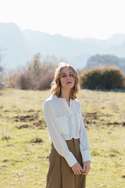 Free photo medium shot standing woman in sunlight