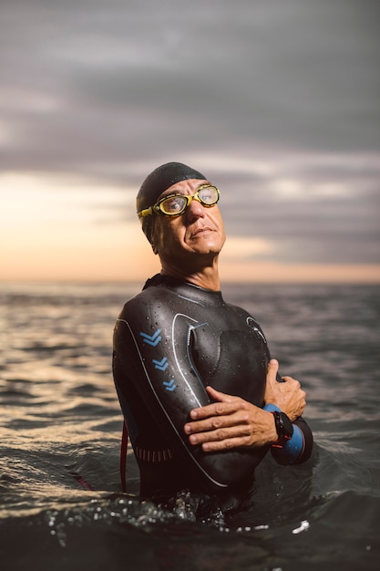 Free photo medium shot swimmer wearing goggles