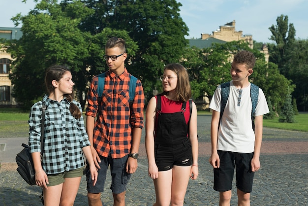 Free photo medium shot of teenage friends going to highschool