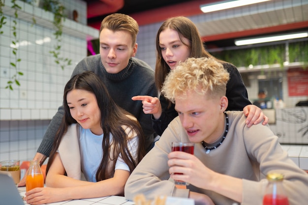 Medium shot teens with drinks