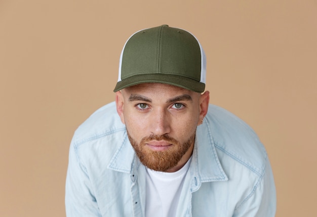 Free photo medium shot trendy man wearing trucker hat