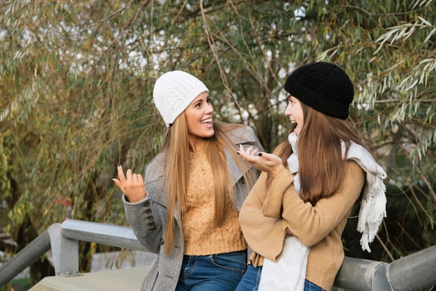 Free photo medium shot of two women talking in the park